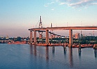 Die Köhlbrandbrücke verbindet seit dem 23. September 1974 das Hafengebiet auf der Hamburger Elbinsel Wilhelmsburg mit der Bundesautobahn 7 (Anschlussstelle Waltershof). Die Brücke überspannt den 325 Meter breiten, hier Köhlbrand genannten Arm der Süderelbe, die sich wenige hundert Meter weiter wieder mit der Norderelbe vereinigt. : Brücke, Dalben
